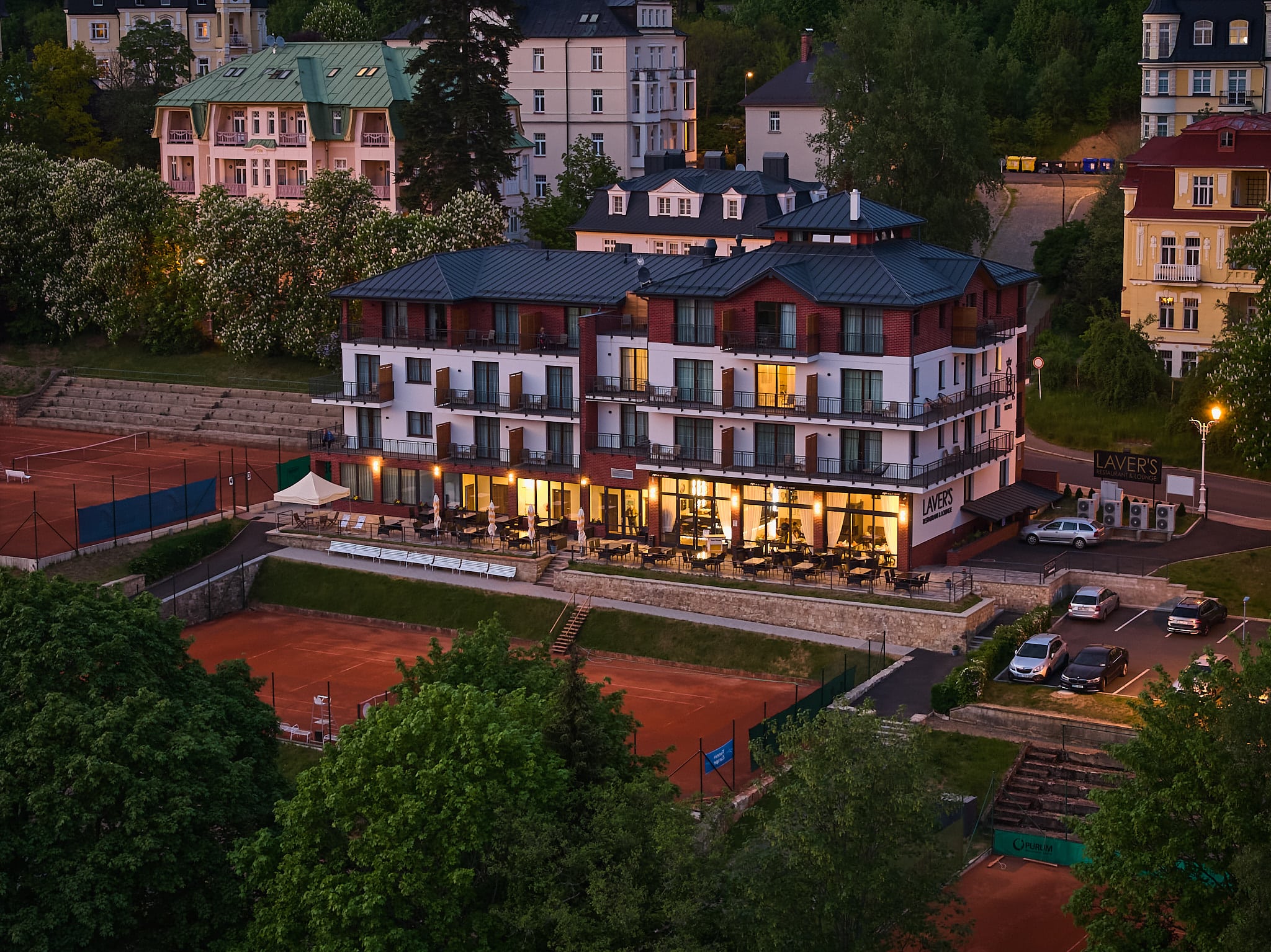 Hotel Queens Marinsk Lzn